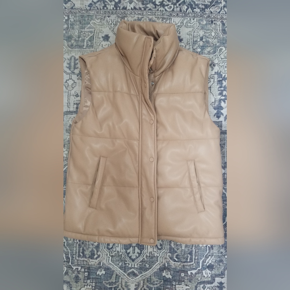 Abercrombie & Fitch Nude sleeveless puffer jacket